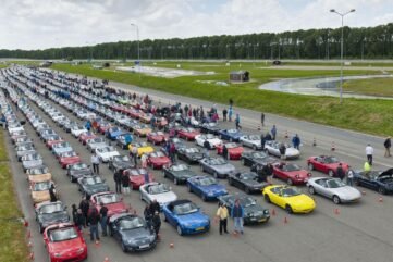 2013-gathering-of-mazda-mx-5-miatas-sets-new-world-record_100430782